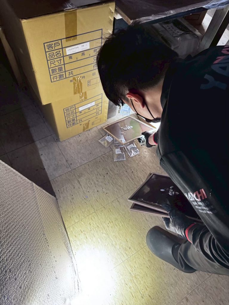 專業滅鼠公司進行輕鋼架破洞封堵施工
