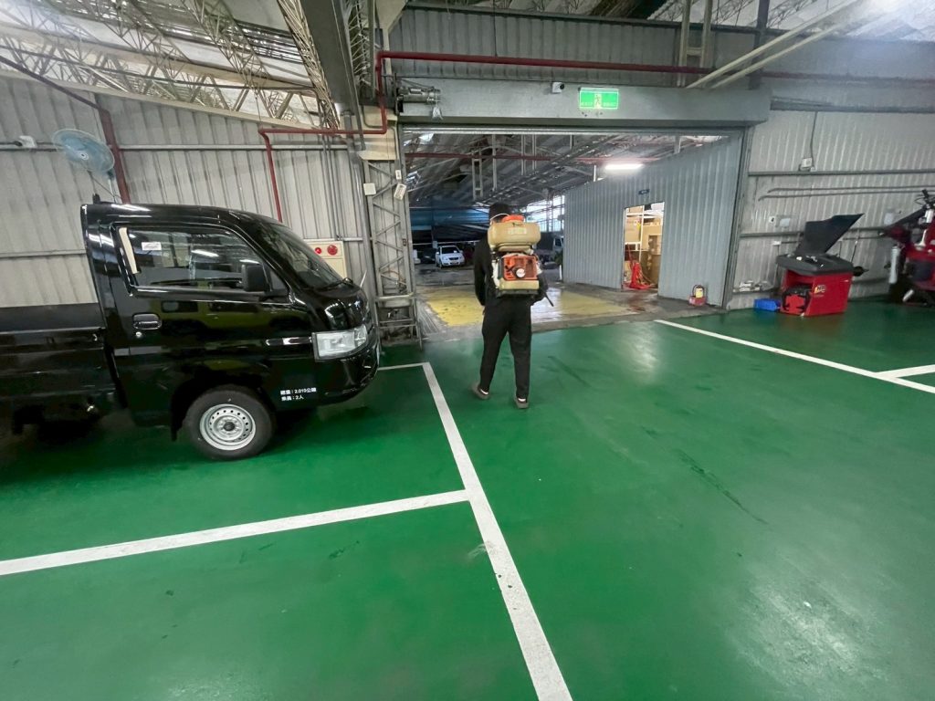 專業消毒公司使用 ULV 超微粒冷霧設備進行車廠展間滅蚤