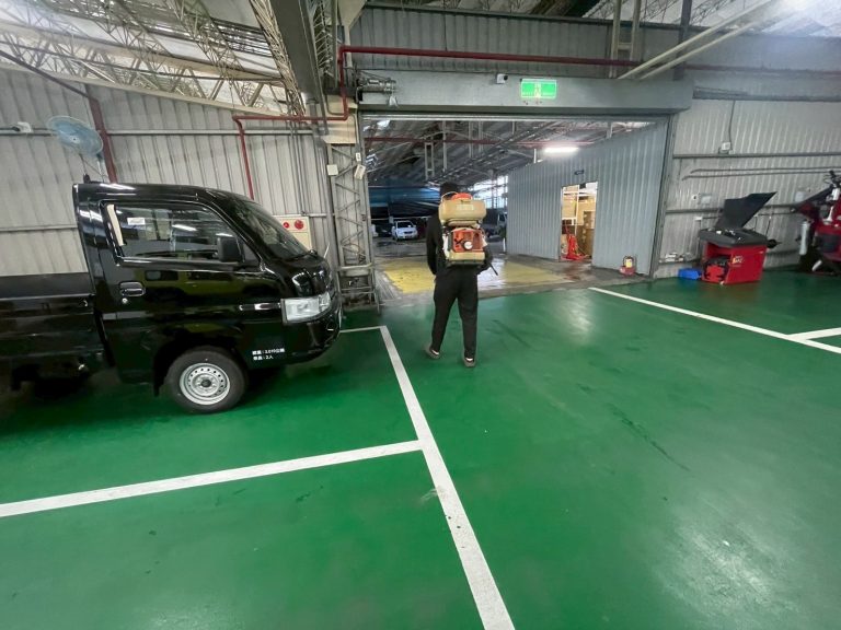 專業消毒公司使用 ULV 超微粒冷霧設備進行車廠展間滅蚤