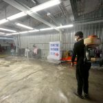 專業消毒公司使用 ULV 超微粒冷霧設備進行車廠展間滅蚤