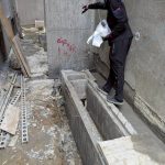 內湖消毒公司工程人員執行工地積水處精準投放滅孑孓藥劑