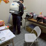鶯歌除蟲公司工程人員於宿舍房間縫隙精準點投放蟑螂凝膠餌劑