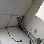 中和除蟲公司工程人員使用金屬抗咬材料進行辦公室管線孔洞封堵