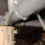 中和除蟲公司工程人員執行天花板維修孔精準開孔與框飾安裝