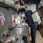 餐廳廚房設備縫隙與死角進行德國蟑螂精準灌藥作業