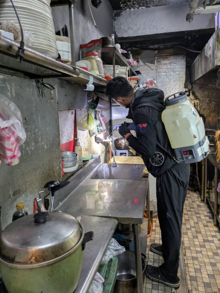 餐廳廚房設備縫隙與死角進行德國蟑螂精準灌藥作業