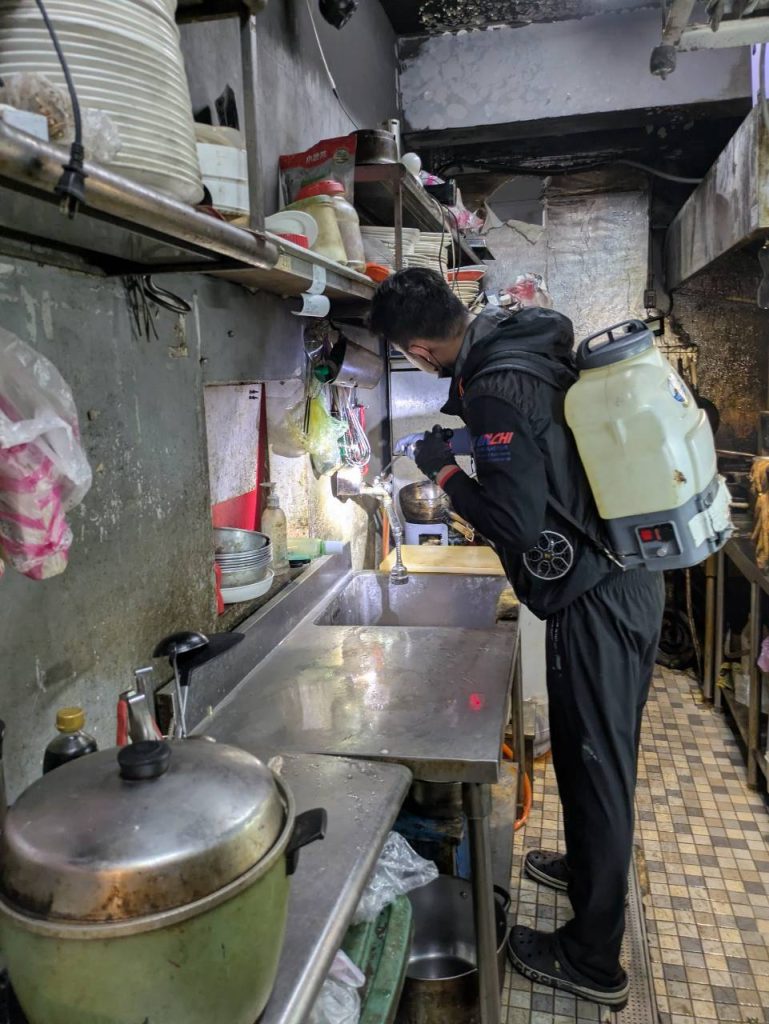 餐廳廚房設備縫隙與死角進行德國蟑螂精準灌藥作業