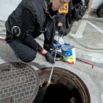 中和除蟲公司技術人員進行社區汙水池安全開蓋與環境評估