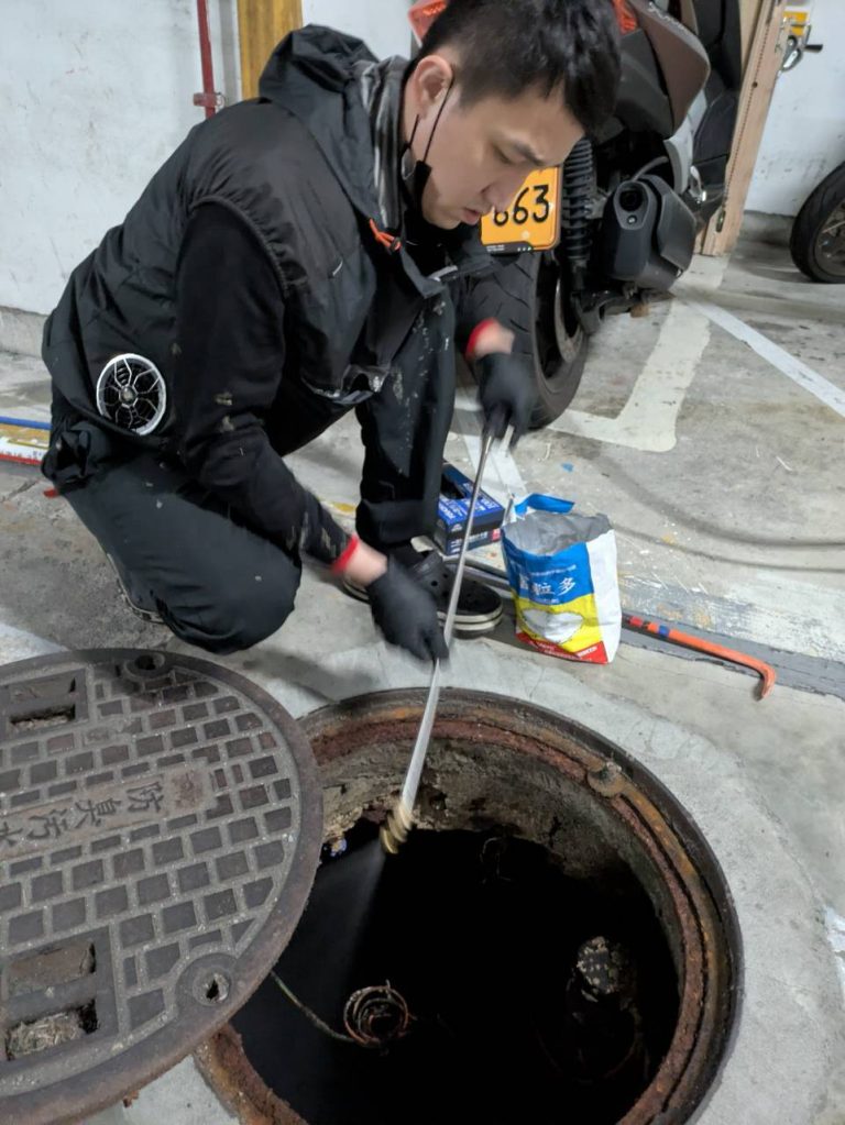 中和除蟲公司技術人員進行社區汙水池安全開蓋與環境評估