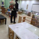 專業人員使用低哺乳類毒性除蟲菊精進行幼稚園教室空間細霧噴灑