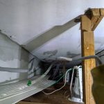 專業人員執行木作結構鑽孔與白蟻長效藥劑高壓灌注作業