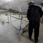 內湖消毒公司工程人員深入建案工地筏基坑進行精準投放滅孑孓藥劑