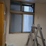 永和除蟲公司技術人員進行窗型冷氣外側鳥巢與禽蹣危機評估