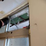 使用高溫蒸汽設備對冷氣孔洞與窗框死角進行殺菌消毒
