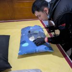針對室內牆角與床鋪周邊進行安全殘效藥劑噴灑防護作業