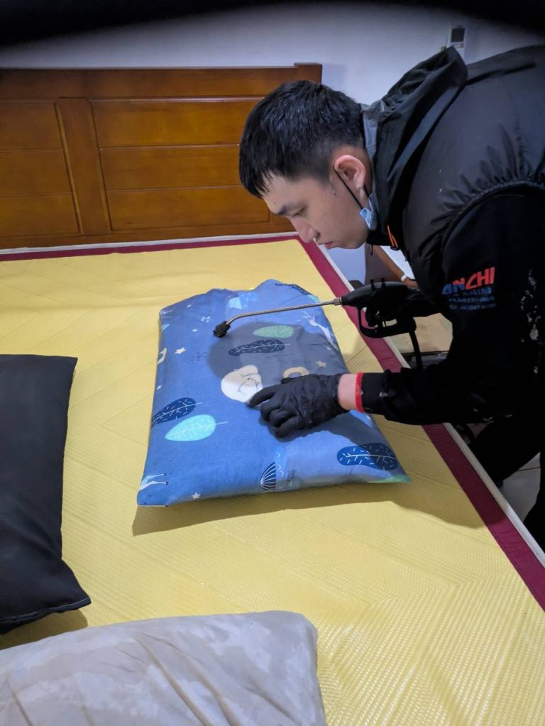 針對室內牆角與床鋪周邊進行安全殘效藥劑噴灑防護作業