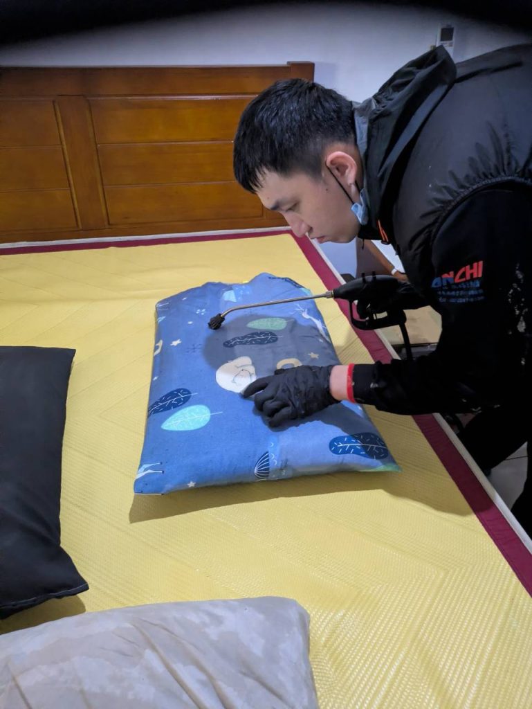針對室內牆角與床鋪周邊進行安全殘效藥劑噴灑防護作業
