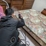 使用高溫蒸汽設備對冷氣孔洞與窗框死角進行殺菌消毒