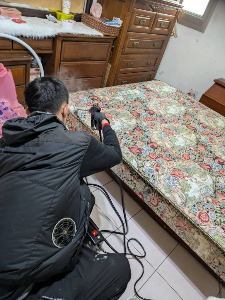 使用高溫蒸汽設備對冷氣孔洞與窗框死角進行殺菌消毒