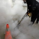 操作高功率熱煙霧設備對工區陰暗死角進行全面空間噴灑