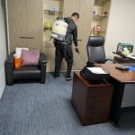 台北除蟲公司技術人員進行辦公室環境評估與德國蟑螂熱區排查