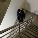 專業人員針對社區大廳與梯廳等公設區域進行安全殘效藥劑噴灑