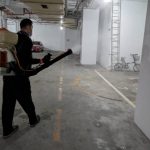 操作專業熱煙霧設備對社區地下室停車場與汙水池進行蚊蟲防治