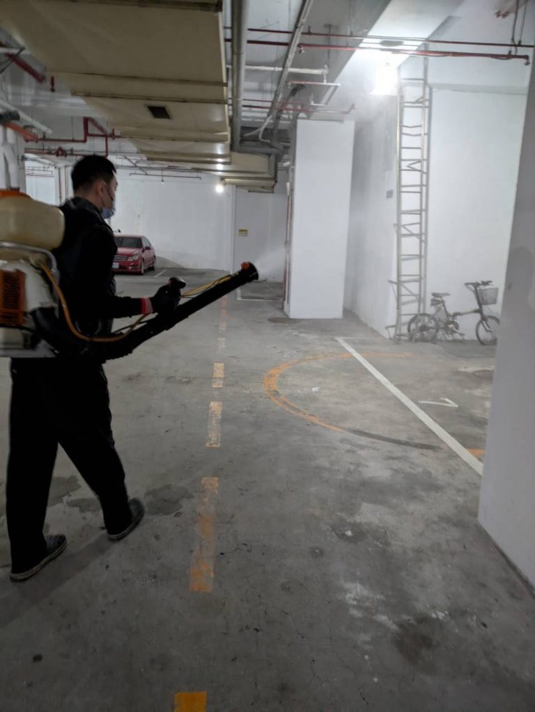操作專業熱煙霧設備對社區地下室停車場與汙水池進行蚊蟲防治