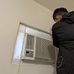 新莊除蟲公司技術人員進行窗型冷氣外側鳥巢與禽蹣危機評估